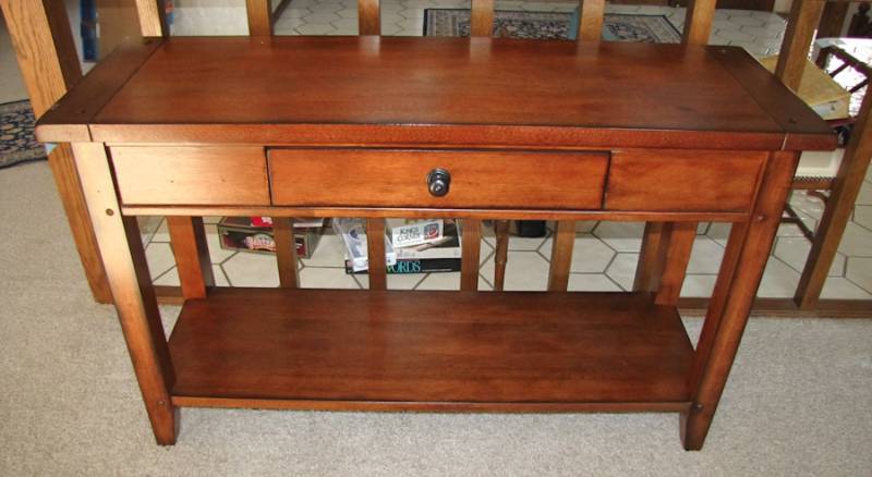 lot 3 image: Sofa Table