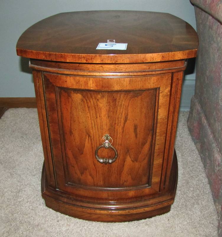 lot 5 image: Beautiful wooden end table with door and storage inside