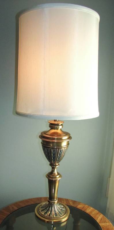 lot 8 image: Beautiful Stiffel lamp antique brass