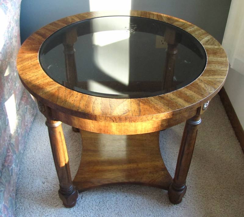 lot 9 image: Vintage end table
