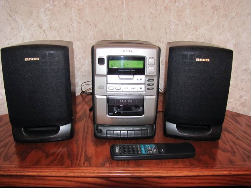 lot 55 image: AIWA bookshelf stereo and cassette tape player recorder