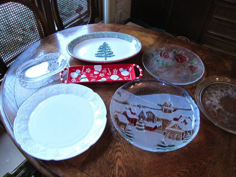 lot 62 image: Holiday  Christmas plates-platters