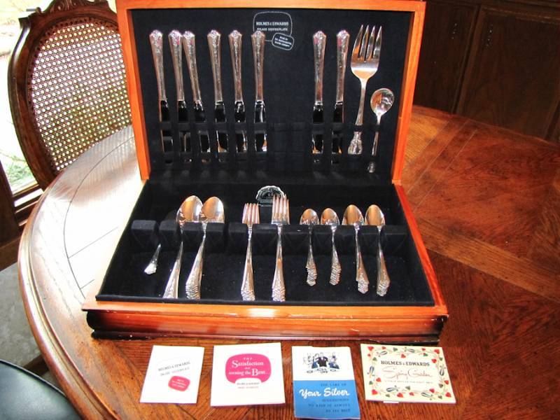 lot 115 image: Holmes and Edwards Inlaid silverplate International Silver Co.