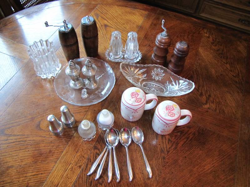 lot 117 image: 7 pair of S & P, glass serving plates ect