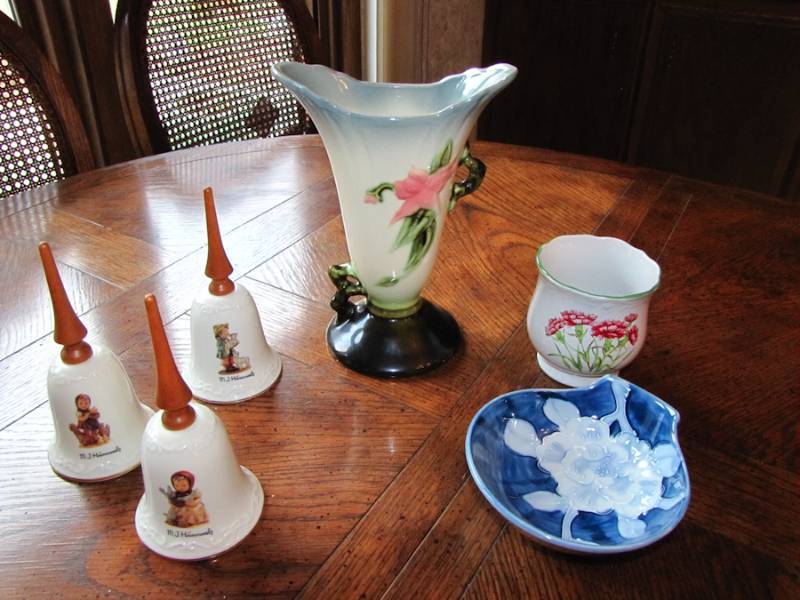 lot 118 image: Decorative Hull vase, 3 Hummel bells and more