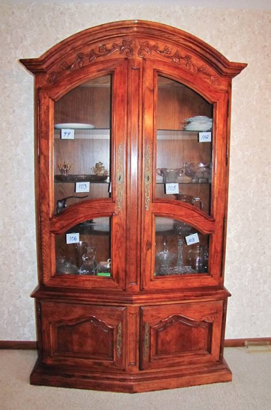 lot 1 image: Vintage China Cabinet