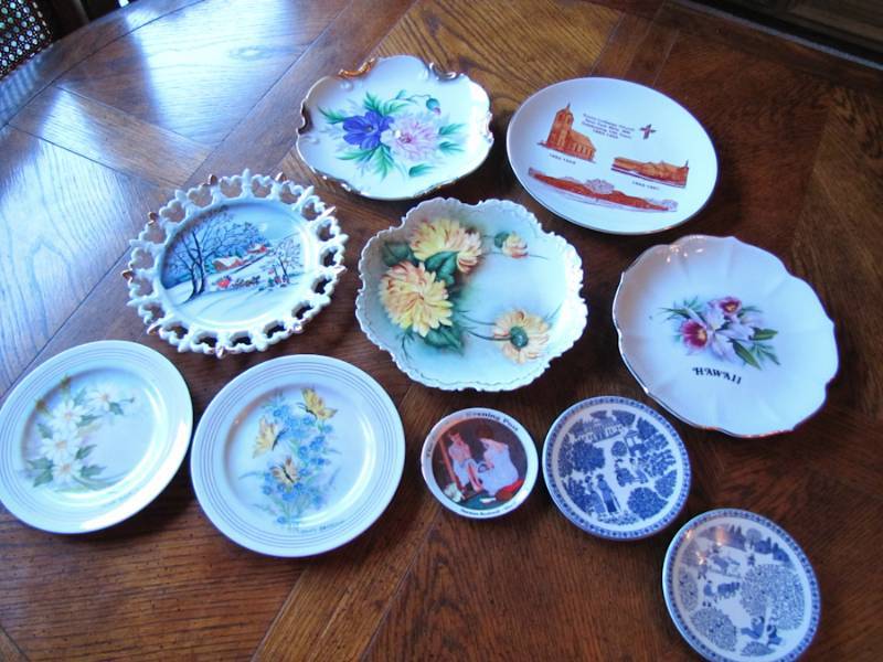 lot 102 image: lot of collectible plates