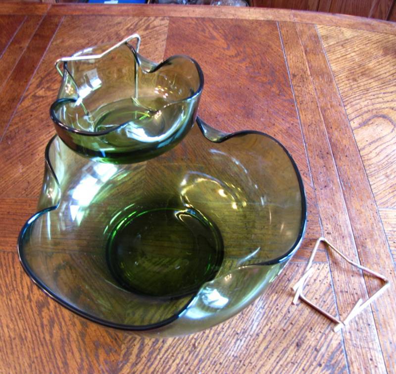 lot 69 image: green glass chip and dip set