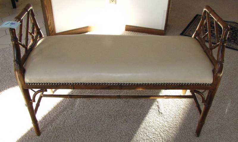 lot 14 image: Wood & fabric Bench
