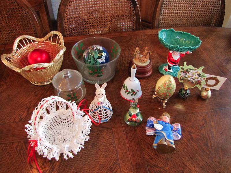 lot 88 image: Christmas themed items