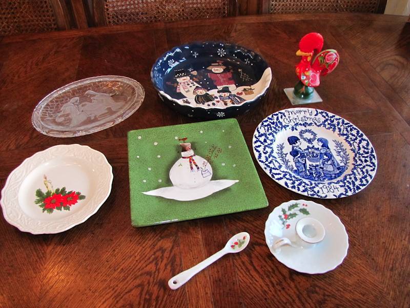 lot 89 image: vintage holiday plates & rooster