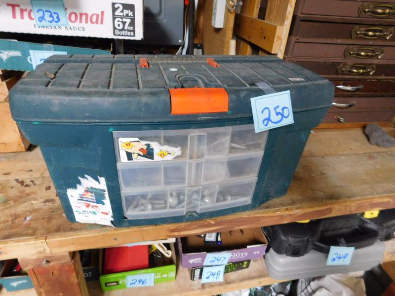 lot 250 image: toolbox and contents see photos to see what is inside