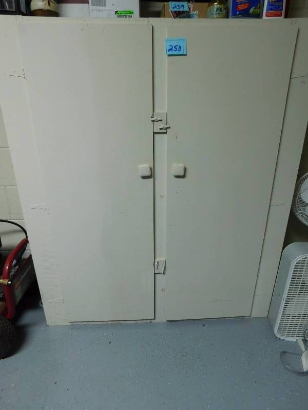lot 258 image: Vintage primitive cabinet with two doors, 5 shelves white unit is sturdy quite nice.