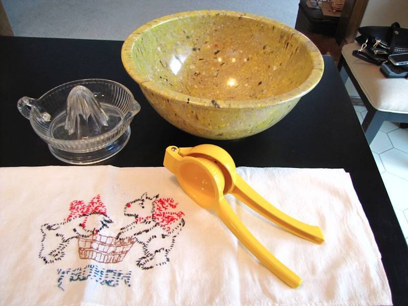 lot 160 image: Texas ware yellow mixing bowl, clear juicer measuring spoons and more