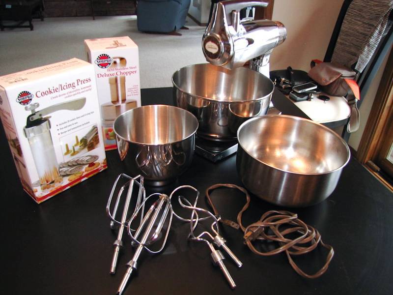 lot 159 image: Stainless sunbeam mixmaster, cookie press, deluxe chopper