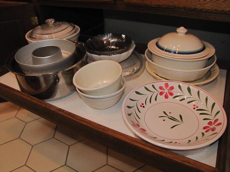lot 155 image: kitchenware lot of food prep serving and storing items
