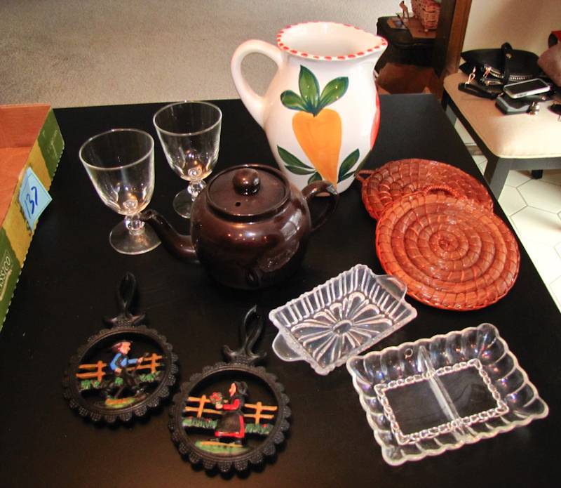 lot 137 image: serving and decorative items
