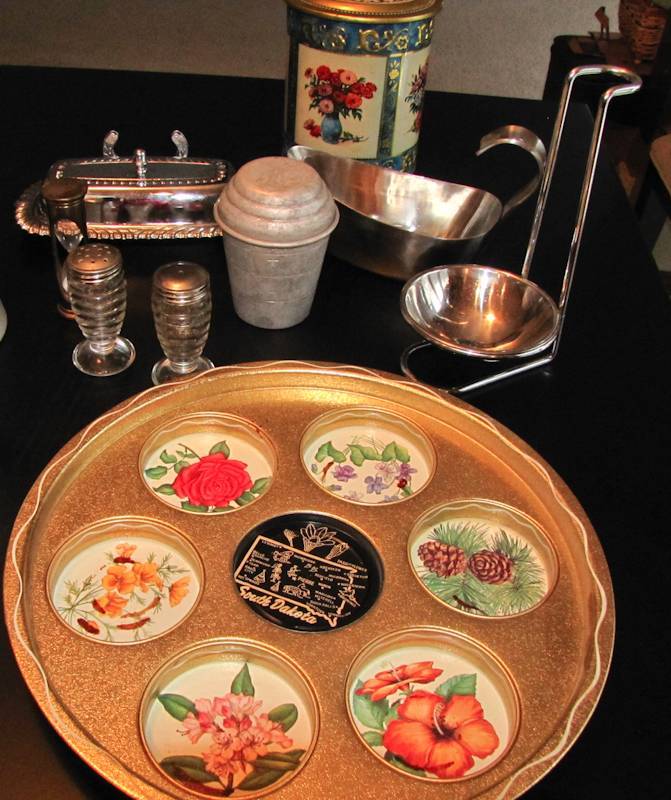 lot 139 image: serving and decorative items