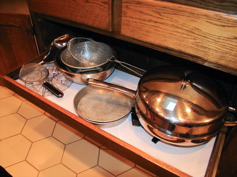 lot 157 image: Farberware electric skillet colander strainer mixing bowl and more