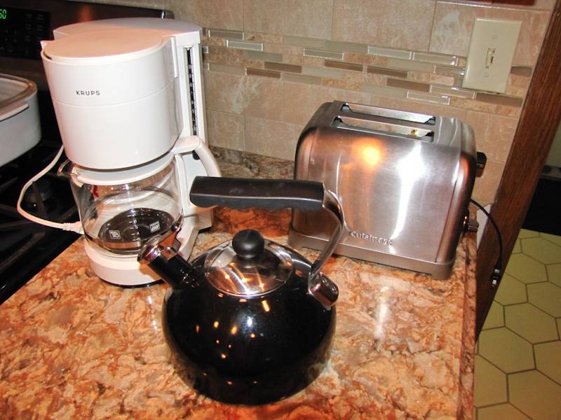 lot 325 image: kitchen appliances coffee pot teapot and toaster