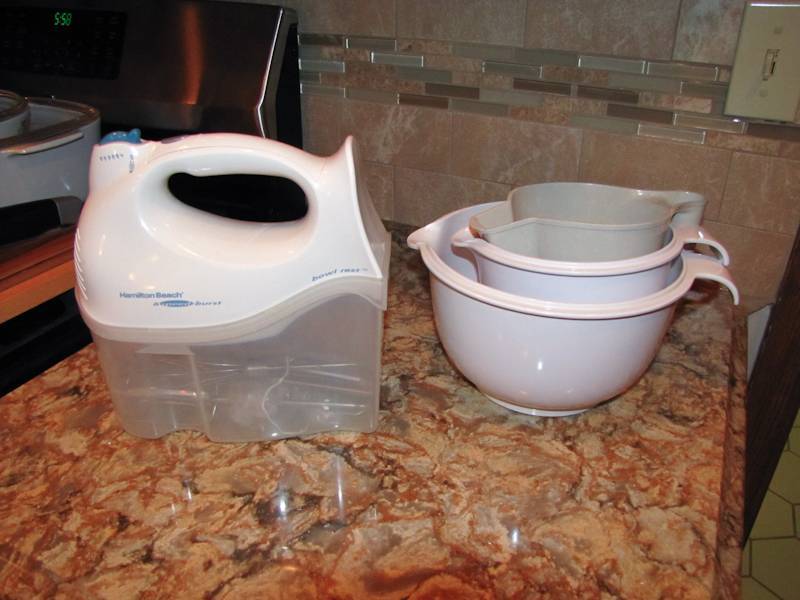 lot 326 image: hand mixer and mixing bowl with pour spouts