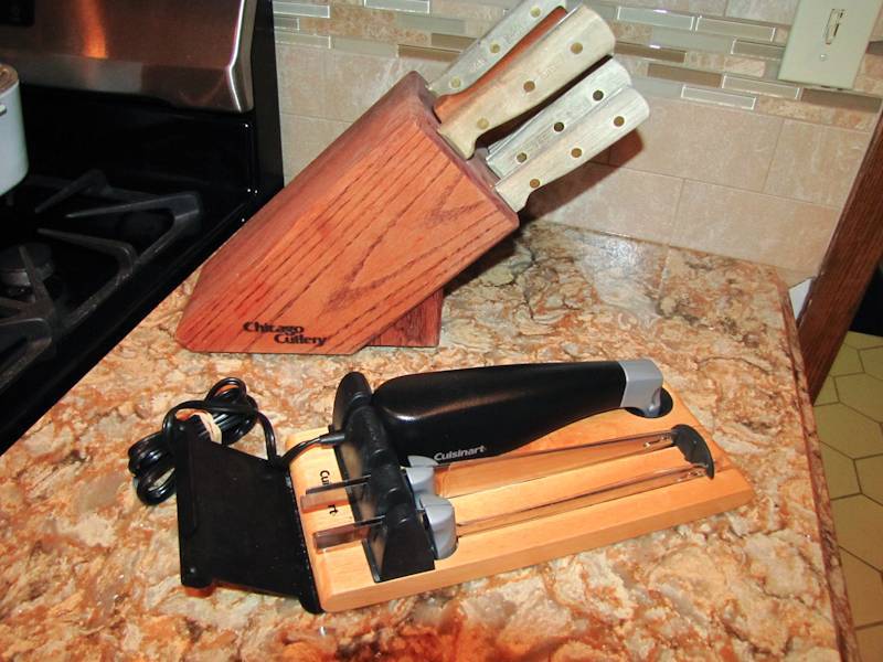 lot 327 image: knife set Chicago Cutlery and Cuisinart bread knife and blades