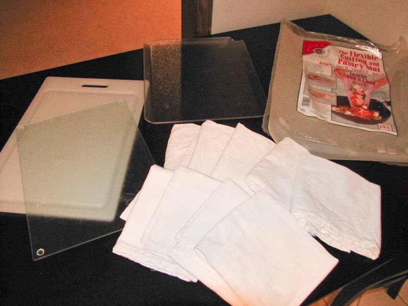 lot 332 image: cutting boards and kitchen linen towels