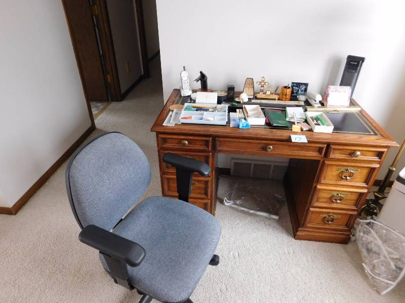 lot 17 image: desk chair and desk items