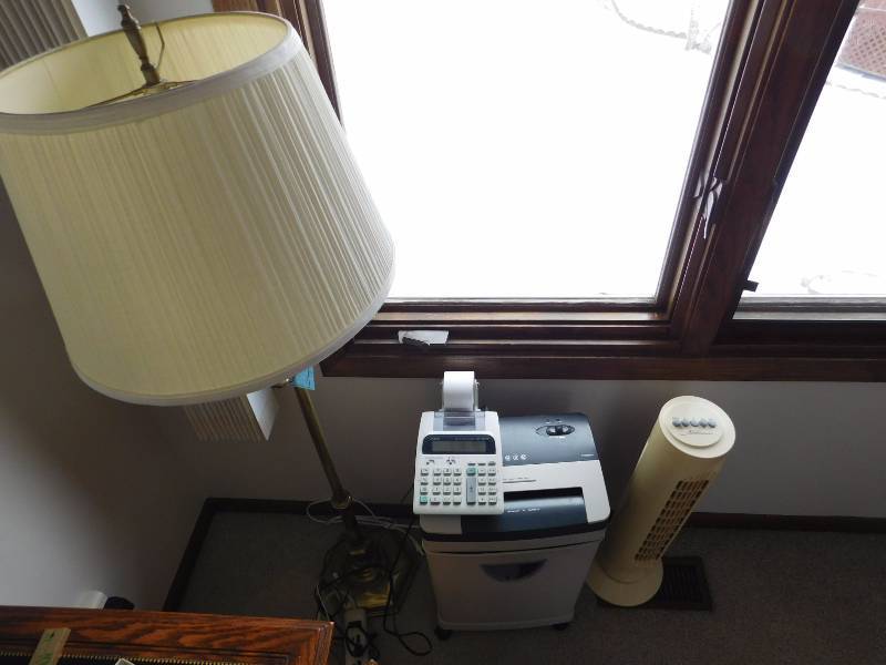 lot 18 image: Nice lot of Office items & floor lamp