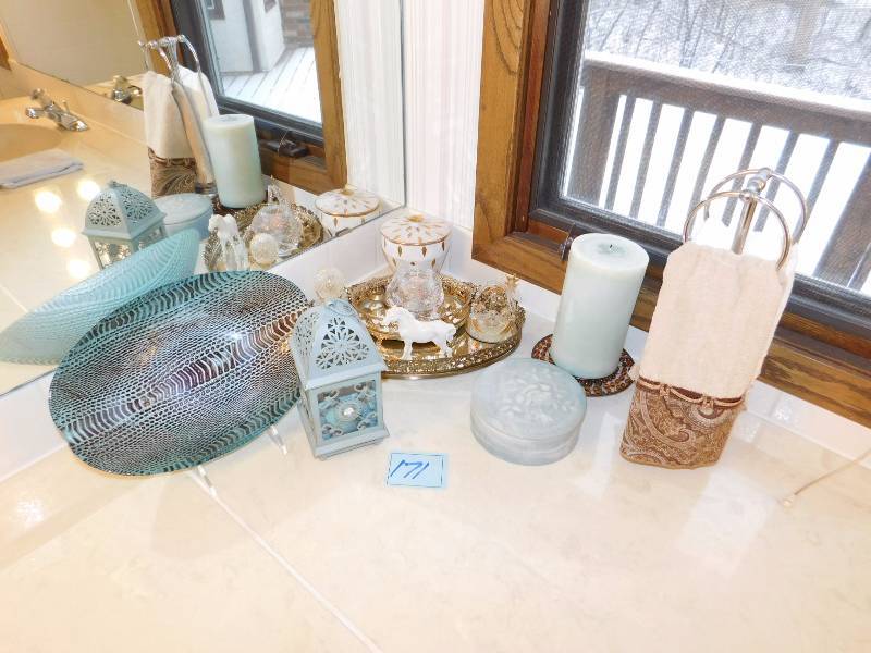 lot 171 image: mirror trays and assorted decorative items please see photos all items shown are included