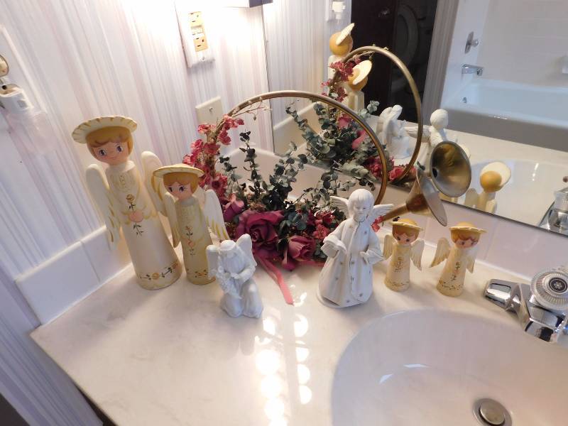 lot 172 image: angels and flowers decor