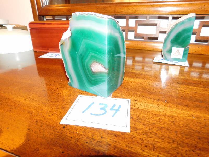 lot 134 image: Beautiful polished green agate rock geode paperweight