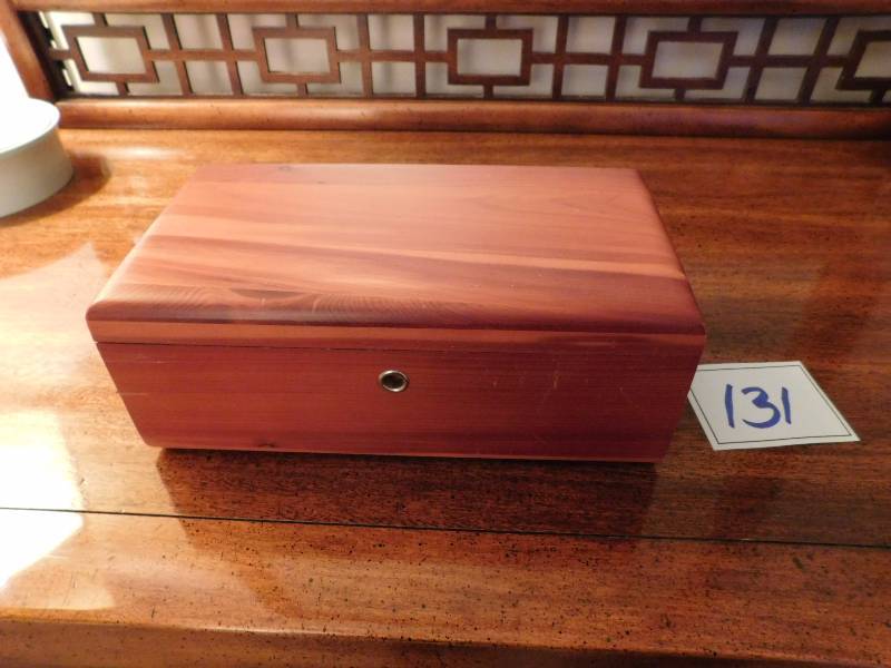 lot 131 image: Lane table top keepsake cedar chest signed Schoeneckers Minneapolis MN