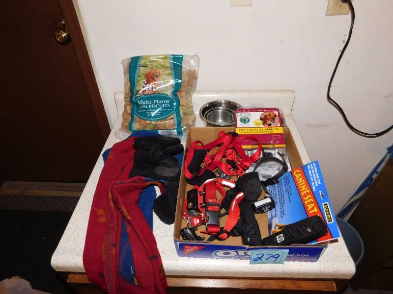 lot 279 image: lot of dog supplies