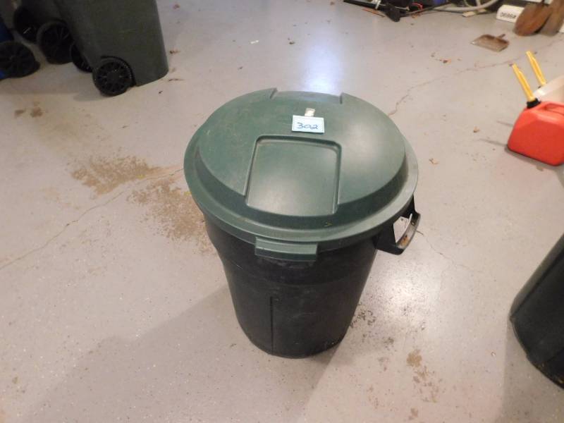 lot 302 image: rubber trash can with lid