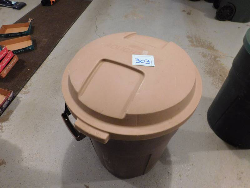 lot 303 image: rubber trash can with lid