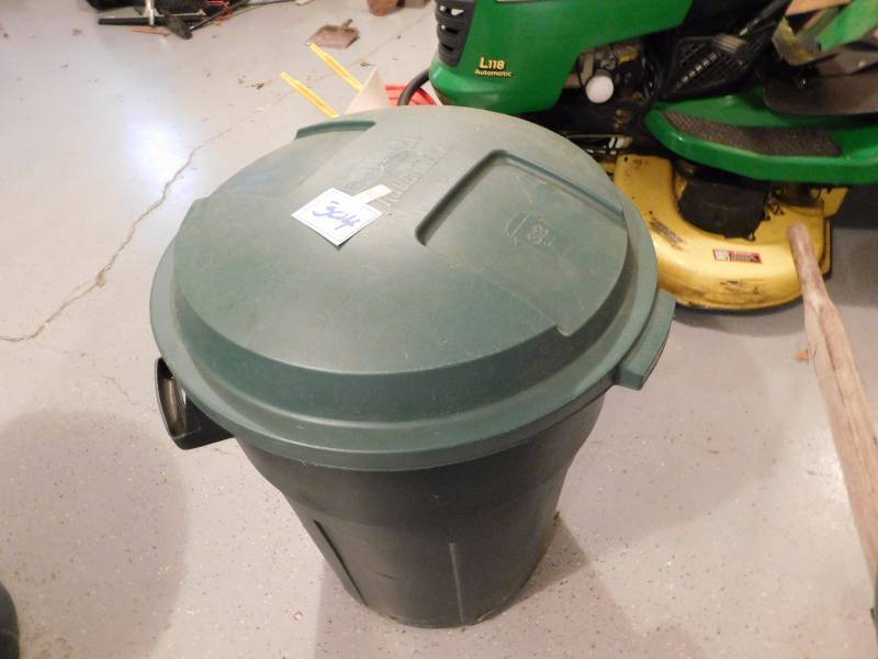 lot 304 image: rubber trash can with lid