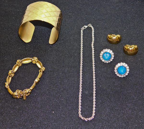 lot 339 image: 5 pieces of Monet costume jewelry