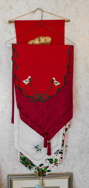 lot 364 image: 5 table top runners  wall hanging banners please see photos
