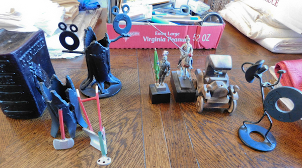 lot 365 image: Executive desktop items please see photos