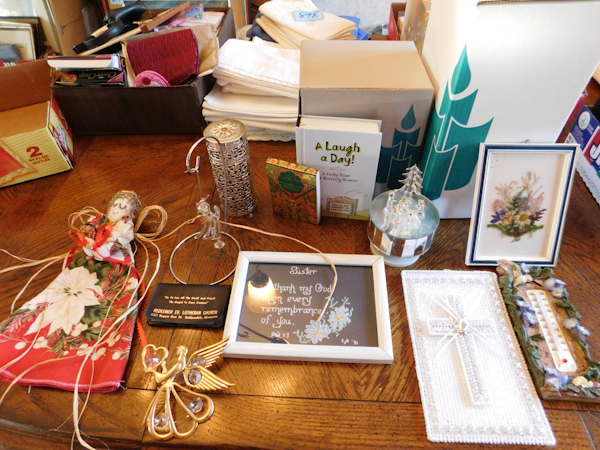 lot 366 image: Christmas holiday decor please see photos