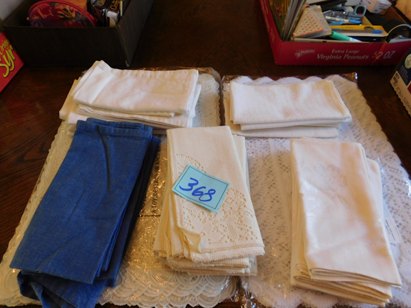 lot 368 image: lot of decorative place mats and napkins