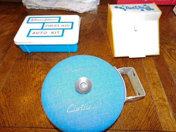 lot 371 image: vintage cordomatic clothesline- First aid kit- Pantry pal