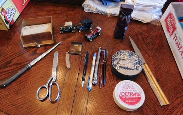 lot 374 image: more desk and drawer items