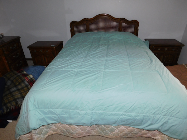 lot 378 image: very nice light green queen size comforter reversible