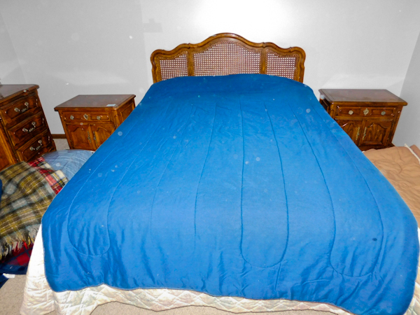 lot 379 image: very nice blue queen size comforter reversible
