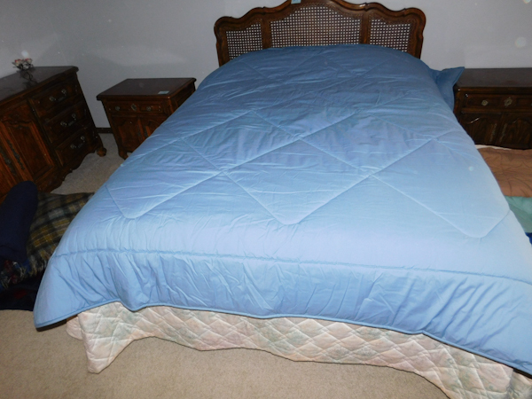 lot 380 image: very nice light blueblue queen size comforter reversible