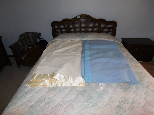 lot 383 image: 1 yellow and 1 light blue blanket