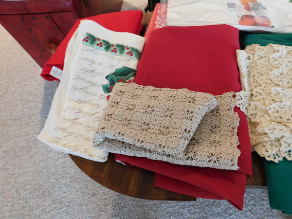lot 401 image: Christmas and holiday table linens