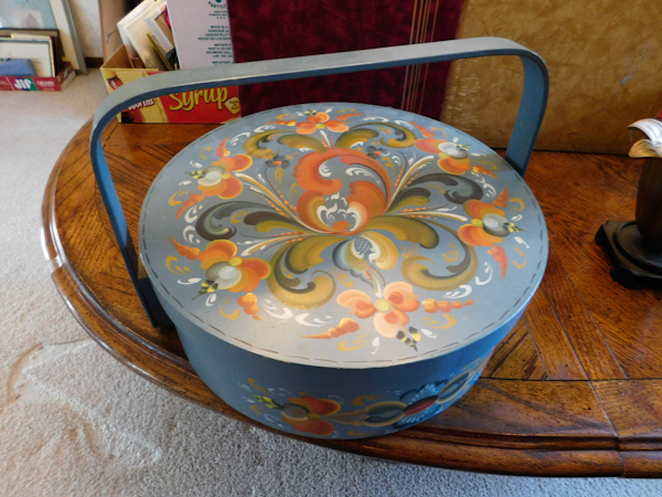 lot 408 image: Rosemaling on wooden container, two photo albums and metal flower art